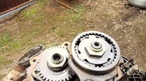 откручиваем гайки КПП ВАЗ 08 первичный.вторичный вал