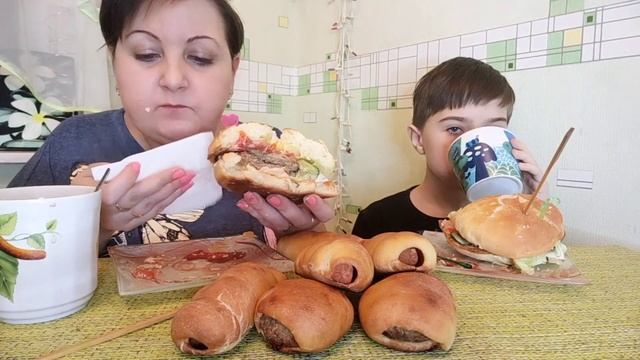 Мукбанг ?Вопер "Двойной сыр" ?Выпечка - сосиски и котлеты в тесте смотреть онлайн