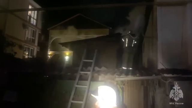 В Сочи на улице Чкалова сгорел двухэтажный частный дом 17.10.23 смотреть онлайн