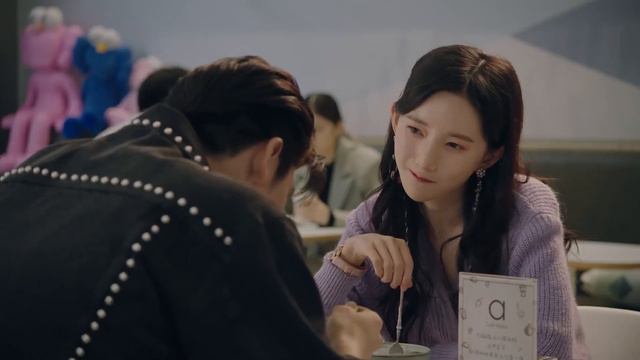 迫於母親的催婚，男神跟心機女糾纏不清可他的心里卻深愛的女總裁。【不會戀愛的我們EP08 1】 смотреть онлайн