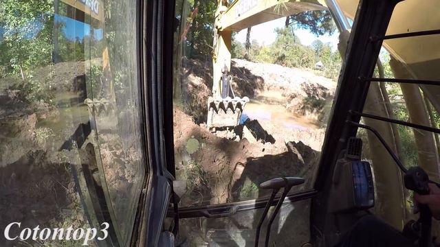 Digging a pond with a John Deere 200 excavator смотреть онлайн