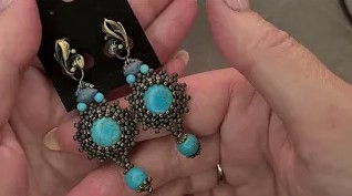 Как сплести серьги из КРУГЛЫХ кабошонов и бисера. смотреть онлайн