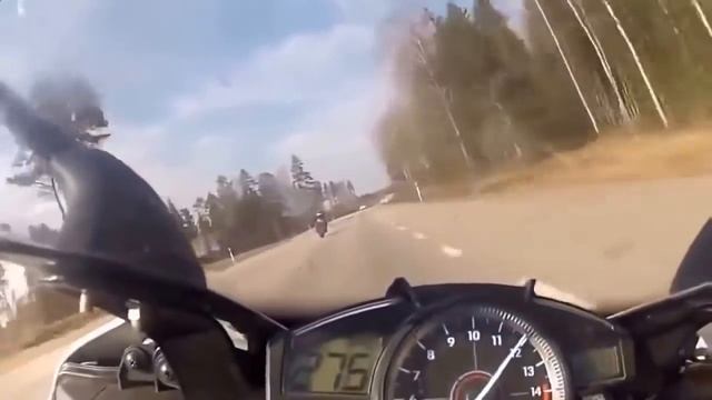Мерседес угнал от мотоцикла на скорости 300 км/час смотреть онлайн