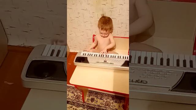 Рома играет на синтезаторе в 2 года смотреть онлайн