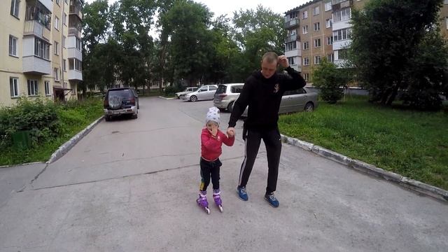 Первый раз на роликах. Долгожданный подарок. Пробуем освоить ролики. смотреть онлайн