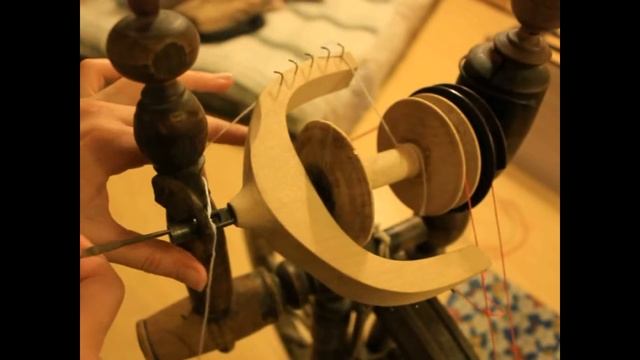 Заправка нитки в прялку смотреть онлайн