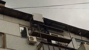 Установка французского балкона с крышей