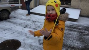 Катя и папа приготовили яичницу на завтрак