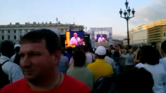 Макаревич на дворцовой площади в Санкт-Петербурге.