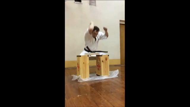 Разбивание досок локтем с приседанием в широкую стойку смотреть онлайн