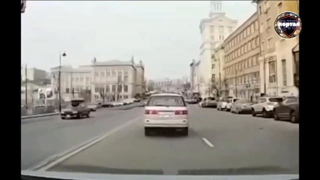 Чудом ушёл от проблем: крышка люка едва не угодила в автомобиль во Владивостоке смотреть онлайн