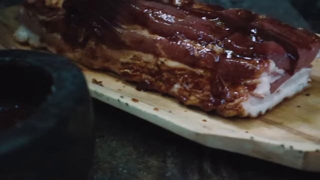 Свиной бочок на гриле. Хрустящая свинина под соусом барбекю!.