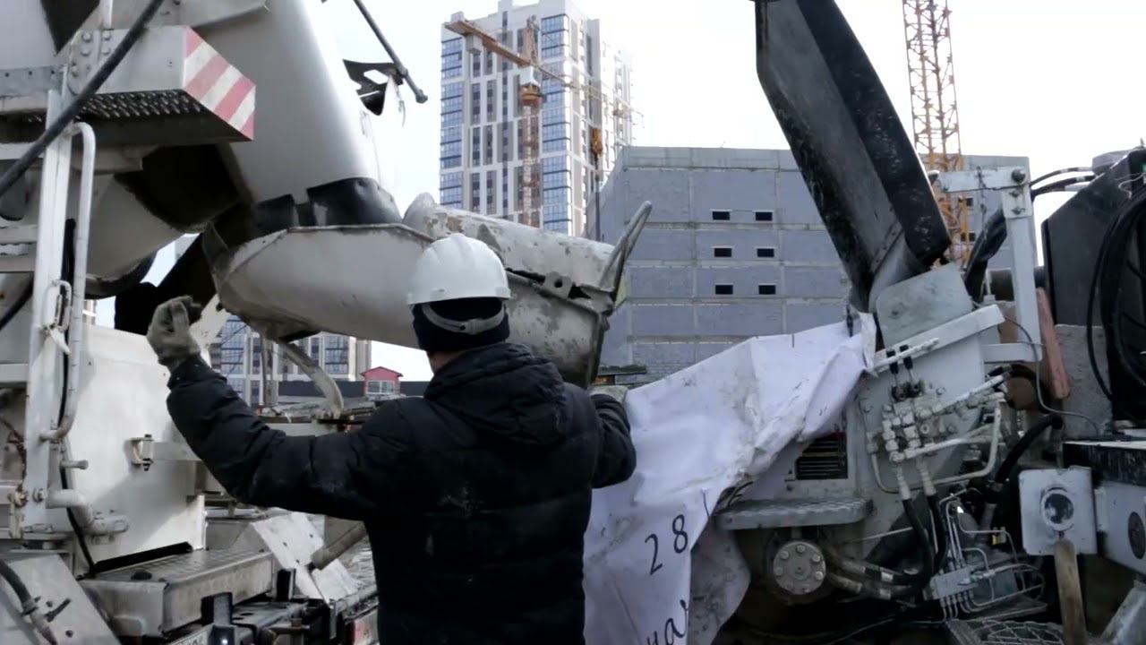 Заливка первого бетона, Дом № 10, ЖР "Изумрудный бор" ( апрель 2022 г.) смотреть онлайн