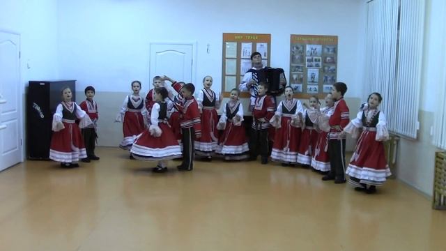 Фольклорный ансамбль «Ясенька», «Глянь-ка мамонька в окошко» - плясовая. смотреть онлайн
