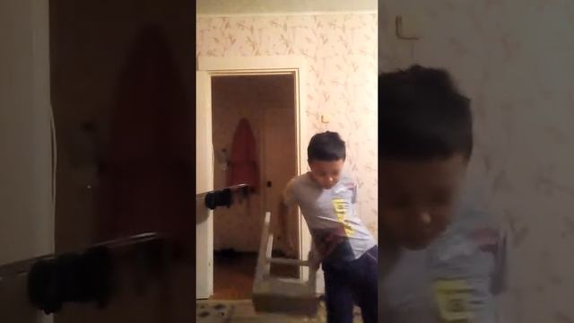 Делаю трюки с стулом смотреть онлайн