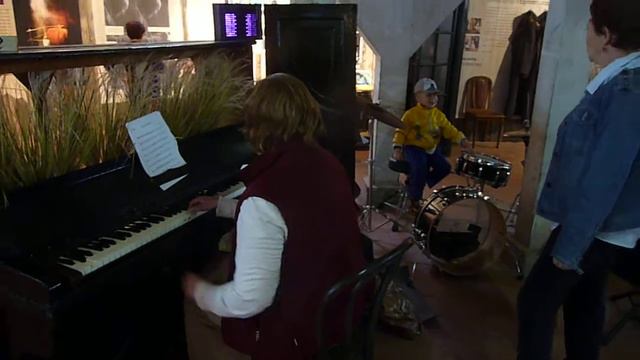 Тапёр лабает Autumn Leaves смотреть онлайн