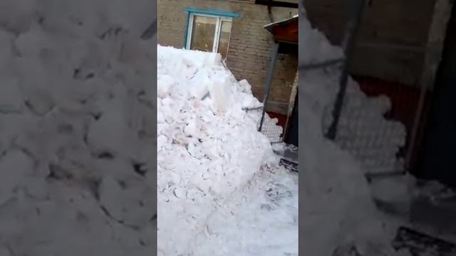 Горы снега на крыше, дома в Новосибирске смотреть онлайн