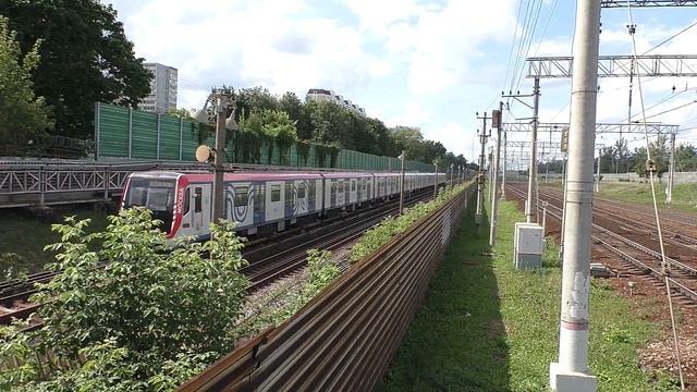 Москва, станция Выхино. Электропоезд "Москва" следует маршрутом №51.