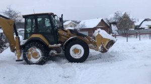 CAT 444 чистит снег!