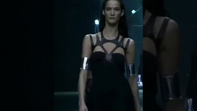 Isabeli Fontana, Bianca Balti, Marta Berkzkalna, Ai Tominaga and Carmen Kass for Alexander McQueen смотреть онлайн