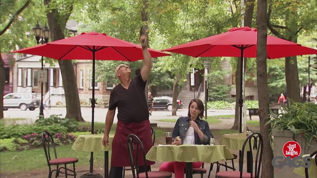 Crazy Waiter Shoots Poopy Pigeon смотреть онлайн