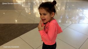 Маленькая девочка в 4 года танцует под песню Димы Билана «Молния».The little girl is dancing cool