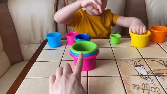 Развивающие игры для детей от 1 года. Играем в пирамидку вместе с Есенией