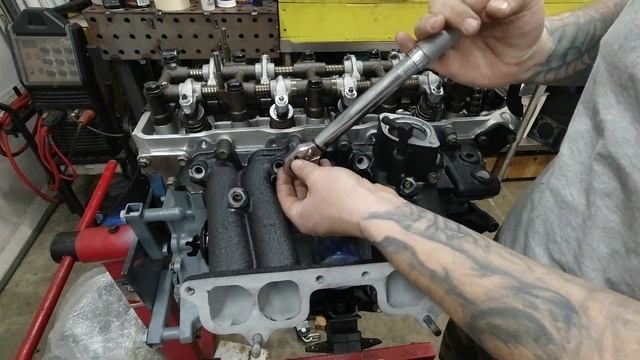 TOYOTA 22RE ENGINE REBUILD - PART 2 OF 2 - Assembly, first start, and minor fixes 22R смотреть онлайн