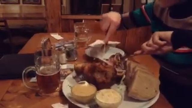 Карловы Вары. Ресторанчик Паноптикум. Рулька. смотреть онлайн