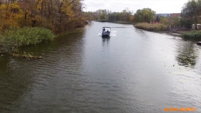 Алюминиевый понтон - катамаран на тихой воде / KOLIBRI Fishing Pontoon Boat P-500F on still water смотреть онлайн