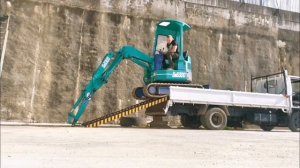 Первый съезд из грузовика на мини экскаваторе Hanix sb300