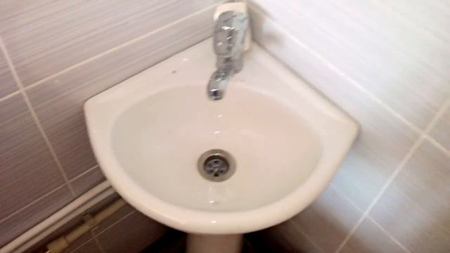 Удобный угловой рукомойник и угловые полки над ним смотреть онлайн