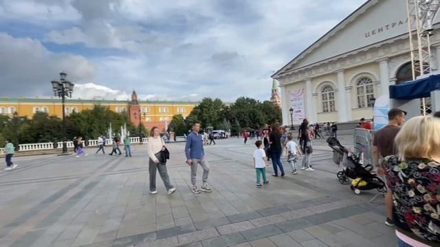 Вдвоем на самокате через всю Москву смотреть онлайн