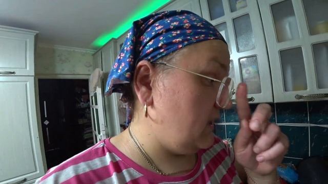 Урожай огурцов. Отличный улов. На улице дымка. Пахнет гарью. Чистка рыбы. Делаем рыбные консервы. смотреть онлайн