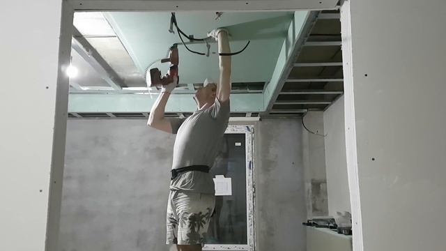 Как прикрутить лист гипсокартона на потолок одному? Смотрите... смотреть онлайн