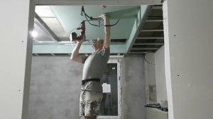 Как прикрутить лист гипсокартона на потолок одному? Смотрите...