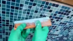 Затирка швов мозаики эпоксидной затиркой..