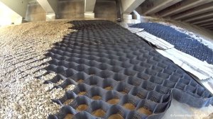 Укрепление откоса устоя георешеткой с щебнем