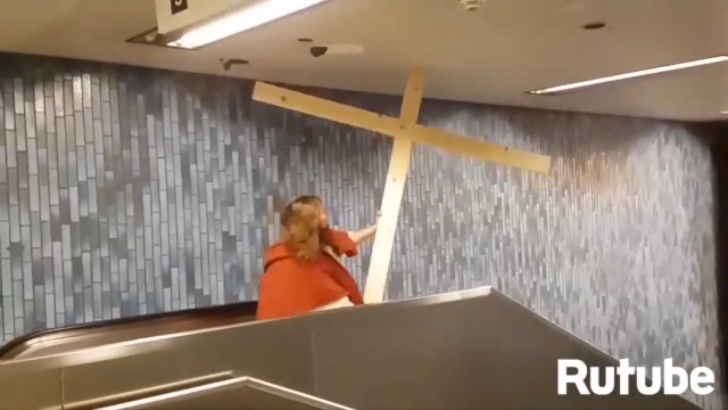 Топ-10 фейлов на эскалаторах смотреть онлайн