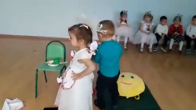 Муз.руководитель Галина Вячеславовна,детки 3 года -танец на 8 Марта смотреть онлайн