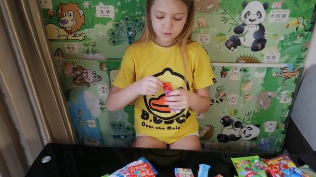 ЧЕЛЛЕНДЖ С ЖВАЧКОЙ, купили много жвачки, разная, вкусная, клубничная!!!