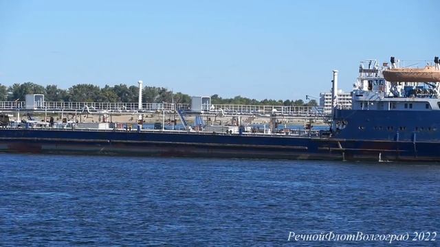 Теплоход Волгонефть 141 на Волге проходит центр Волгограда смотреть онлайн