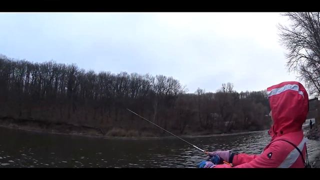 Зимняя ловля фидером на реке! На рыбалке с ЖЕНОЙ! смотреть онлайн