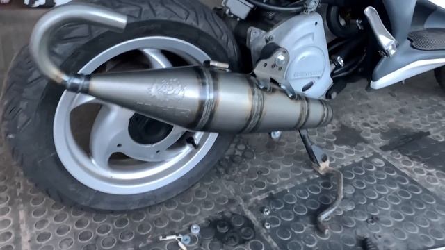 Gilera Runner 180cc MALOSSI Exhaust and 28mm Carburetor build! смотреть онлайн