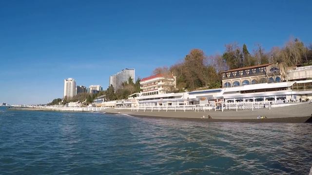 🔴🔴 Зимой в Сочи на море.ТУРИСТЫ КУПАЮТСЯ и ЗАГОРАЮТ.Рыбаки на черном море. Отдых в Сочи смотреть онлайн