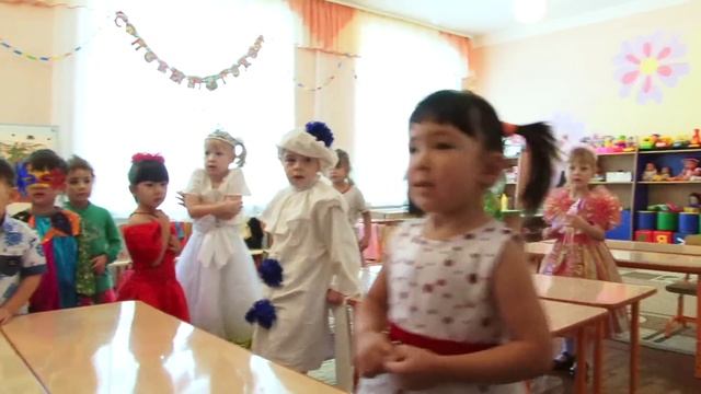 Новогодний утренник смотреть онлайн