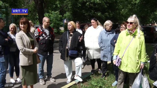 Снести нельзя, отремонтировать. Жители решили восстановить старую площадку. смотреть онлайн