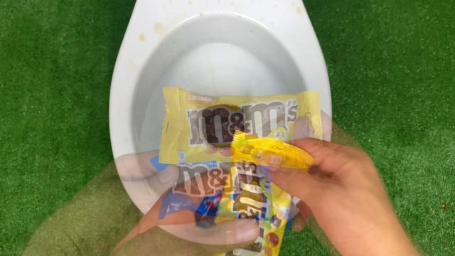 Experiment! Coca Cola vs TOILET, Mentos, Skittles,M&M's,Soda and Other.Candy in the toilet смотреть онлайн