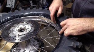 КАК ЗАБОРТИРОВАТЬ КОЛЕСО ОТВЕРТКОЙ НА МОТО | Ручной монтаж колес за 5 минут | мотошиномонтаж