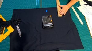 Как сшить джемпер без выкройки. Раскрой джемпера на ткани и обработка горловины.mp4